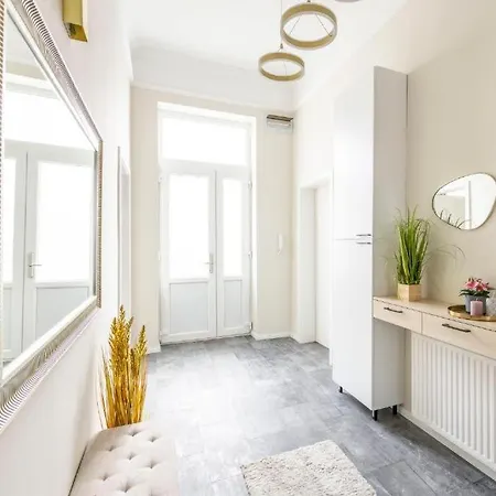 Elite Downtown Retreat For Families & Friends דירה בודפשט
